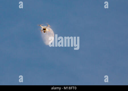 Dron atterrit sur la lune. Ciel blanc volant dron sur fond de lune. Dron ressemble à ce qu'il est à l'atterrissage sur la lune. Banque D'Images