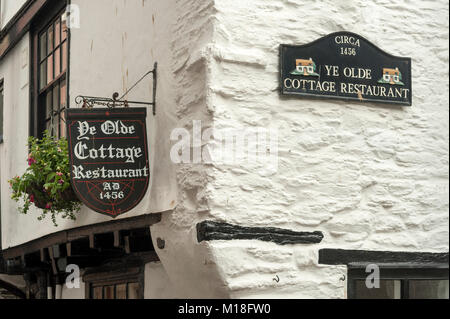 LOOE, CORNWALL - 06 JUIN 2009 : panneaux à l'extérieur du Ye Olde Cottage Restaurant Banque D'Images