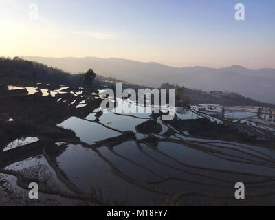 Vue panoramique de Yuanyang rizières en terrasse au coucher du soleil (Yunnan, Chine) Banque D'Images