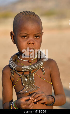 Avec Himbamädchen,Collier,Portrait,Kunene Namibie,Kaokoveld Banque D'Images