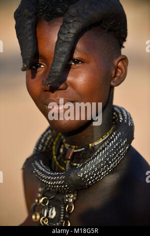 Avec Himbamädchen,Collier,Portrait,Kunene Namibie,Kaokoveld Banque D'Images