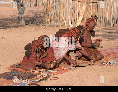 Les femmes Himba vendent des bijoux,,Kaokoveld Namibie Banque D'Images