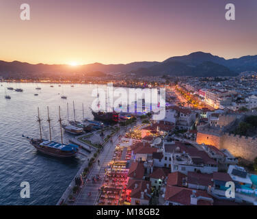 Vue aérienne de bateaux et yahts et belle architecture au coucher du soleil à Marmaris, Turquie. Paysage avec des bateaux dans Marina Bay, la mer, la ville, les montagnes. Haut Banque D'Images