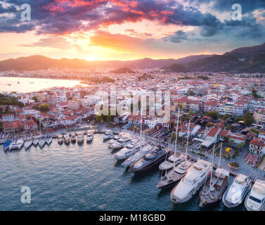 Vue aérienne de bateaux et yahts et belle architecture au coucher du soleil à Marmaris, Turquie. Paysage avec des bateaux dans Marina Bay, la mer, la ville, les montagnes. Haut Banque D'Images