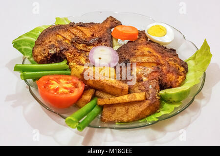 Frit épicé croustillant pomfret poisson avec frites et garni de légumes et les tranches d'oeufs. Une populaire Bengali cuisine indienne. Banque D'Images