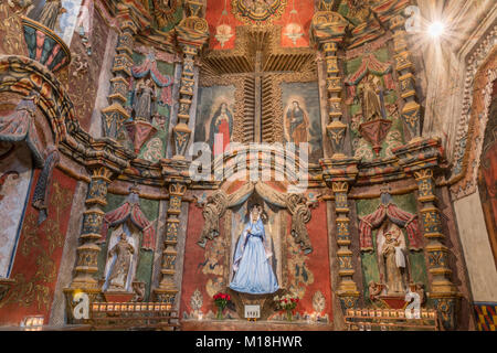 Tucson, Arizona, USA - 9 janvier 2018 : l'intérieur retable du transept est historique San Xavier del Bac Mission. De nombreuses statues de saint, de sculptures et de fresques Banque D'Images