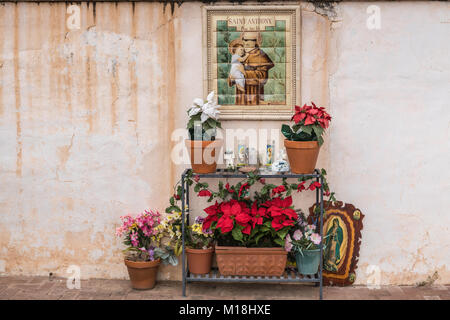 Tucson, Arizona, USA - 9 janvier 2018 : l'extérieur de carreaux colorés fresque de Saint Antoine à l'historique San Xavier del Bac Mission. Une table avec beaucoup de fleurs Banque D'Images