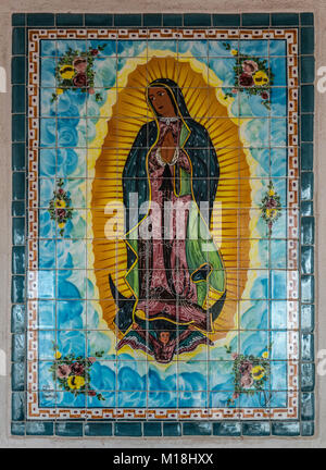 Tucson, Arizona, USA - 9 janvier 2018 : de l'extérieur de carreaux colorés de murales Vierge de Guadalupe à l'historique San Xavier del Bac Mission. Banque D'Images