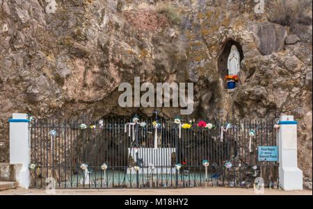 Tucson, Arizona, USA - 9 janvier 2018 : grotte dans les rochers avec des statues de Marie et Bernadette extérieur de la ville historique de San Xavier del Bac mission. Clôture de la fenêtre. Banque D'Images