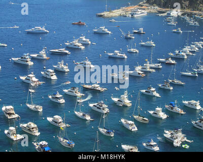 De nombreux bateaux et yachts sont amarrés montre dans l'île de Catalina's Avalon Bay, California, USA Banque D'Images