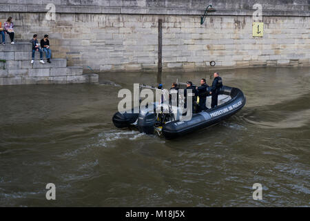 Paris, France. Bateau de police Banque D'Images