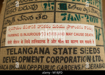Texte d'une étiquette avec l'agriculture est préjudiciable à la vie et peut causer la mort est collé sur un sac de graines en Inde.L'augmentation des coûts de l'endettement,graines Banque D'Images