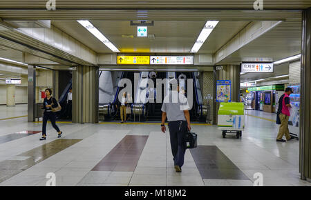 Tokyo, Japon - Sep 29, 2017. Les passagers à pied à la station de métro à Tokyo, Japon. Le transport ferroviaire au Japon est l'un des principaux moyens de transport de passagers. Banque D'Images