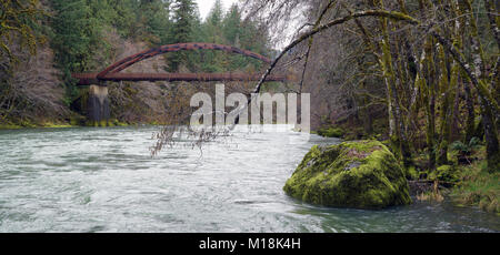 Un pont en arc rustique offre une façon de marcher à travers l'Umpqua RIver dans l'Oregon Banque D'Images