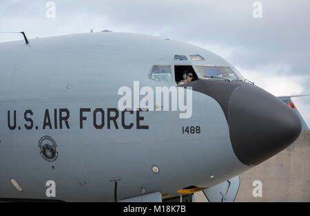 Les cadres supérieurs de l'US Air Force Airman Christoffer Horner, 909e Unité de maintenance d'aéronefs KC-135R, chef d'équipe effectue un contrôle du fonctionnement de l'alimentation par gravité, 25 janvier 2018, à Kadena Air Base, au Japon. KC-135R Stratotanker chefs d'équipage chercher des anomalies comme des fuites, de fumée ou de dommages lors d'un run. (U.S. Air Force Banque D'Images