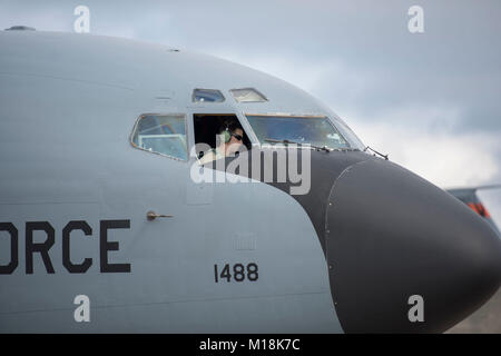 Les cadres supérieurs de l'US Air Force Airman Christoffer Horner, 909e Unité de maintenance d'aéronefs KC-135R, chef d'équipe effectue un contrôle du fonctionnement de l'alimentation par gravité, 25 janvier 2018, à Kadena Air Base, au Japon. KC-135R Stratotanker chefs d'équipage chercher des anomalies comme des fuites, de fumée ou de dommages lors d'un run. (U.S. Air Force Banque D'Images