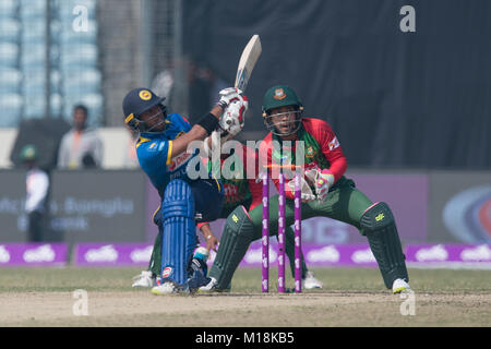 Dhaka, Bangladesh. 27 Jan, 2018. Batteur Sri-Lankais Kusal Mendis lofted sweep tourné pendant la finale de la série Tri-ODI entre le Sri Lanka et le Bangladesh à la Sher-e-bangla Cricket Stadium National à Mirpur, Dhaka le 27 janvier 2018. Credit : Sameera Peiris/Pacific Press/Alamy Live News Banque D'Images