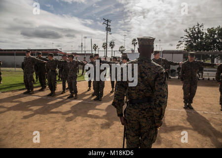 Les Marines américains avec le 1er Groupe Logistique Maritime mouvements exécuter pendant les caporaux 3-18 Cours de Camp Pendleton, en Californie, le 25 janvier 2018. Les caporaux cours vise à inculquer les traits d'petit-unité en sous-officiers et soldats de marine enseigne la façon d'être des leaders efficaces. (U.S. Marine Corps Banque D'Images