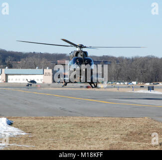 Un hélicoptère UH-72 Lakota piloté par NewYork Army National Guard l'Adjudant-chef 5 approches Michael Johnson Army Aviation Support Facility #  3 à Latham, NY Le 25 janvier 2018 comme il a pris son "Dernier vol". Johnson a célébré son dernier vol après 35 années de service. ( Us Army National Guard Banque D'Images