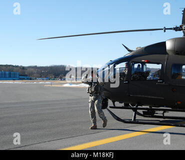 NewYork Army National Guard l'Adjudant chef Michael Johnson laisse un hélicoptère UH-72 Lakota à l'essai à l'aviation de l'Armée de terre et de soutien #  3 à Latham, NY Le 25 janvier 2018 comme il a pris son "Dernier vol". Johnson a célébré son dernier vol après 35 années de service. ( Us Army National Guard Banque D'Images