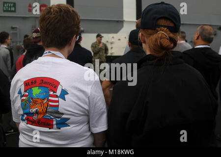 La base navale de Pearl Harbor, HI - Marines et de marins avec la 15e Marine Expeditionary Unit -Nord Groupe amphibie et leur équipe pour recueillir des tigres un message de bienvenue à bord, le commandant et le personnel à bord du navire d'assaut amphibie USS America (LHA 6), le 25 janvier 2018. Le Tiger Cruise représente une occasion unique pour les Marines pour en informer leurs familles et amis avec leurs fonctions et la vie à bord pendant le déploiement. Le Tiger Cruise a pour objectif de renforcer les liens familiaux et d'accroître la sensibilisation et l'appréciation de la Marine/Marine Corps et sa mission au moyen d'inte Banque D'Images
