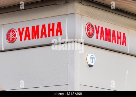 Northampton UK Le 05 janvier 2018 : le logo Yamaha signe sur mur d'entrepôt. Banque D'Images