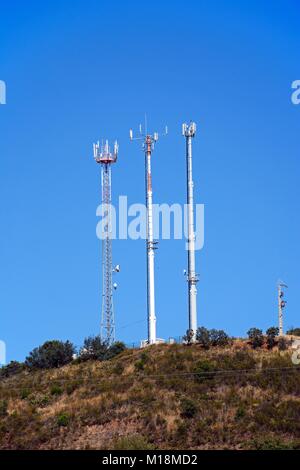 Mâts de téléphonie mobile dans les montagnes de Monchique, près de l'ARGE, Algarve, Portugal, Europe. Banque D'Images