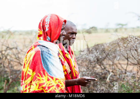 Deux hommes Massai marcher ensemble Banque D'Images