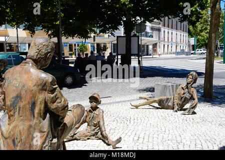 Street art moderne des statues dans le centre-ville, Monchique, Algarve, Portugal, Europe. Banque D'Images