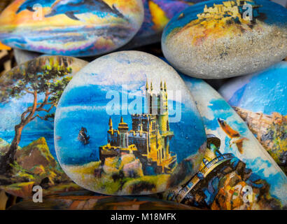 Alushta, Ukraine - 03 juin 2016 : souvenirs de Crimée - une pierre avec une photo du château 'Swallow's Nest' Banque D'Images