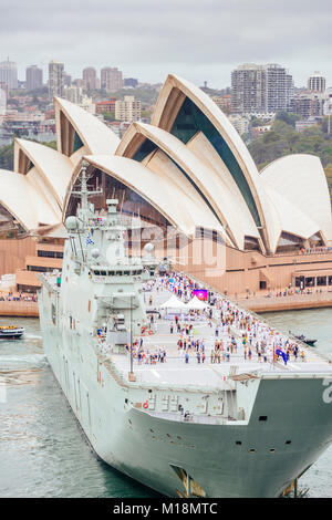 Le HMAS Canberra L02 Landing Helicopter Dock en face de l'Opéra de Sydney au cours de la fête annuelle de l'Australie sur le port de Sydney, le 26 janvier 2018. Banque D'Images