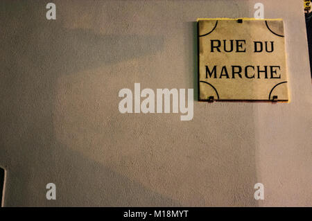 Corse : le signe de Rue du marche (Market Street) dans l'ancienne citadelle de Bastia, la ville dans le nord-est à la base du Cap Corse Banque D'Images