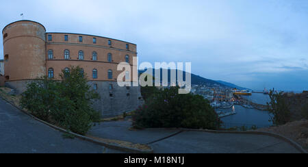 Corse : le Palais des Gouverneurs, le Musée de l'ancienne citadelle de Bastia, ville à la base du Cap Corse, avec vue sur le vieux port Banque D'Images