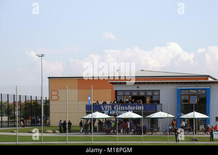 Ginsheim, Allemagne - 23 septembre 2017 : Le club du club de football VFB Ginsheim sur le parc de la jeunesse et des sports le 23 septembre 2017 dans les gins Banque D'Images