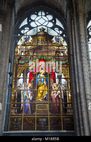 Gand, Belgique - 16 Avril 2017 : vitrail de l'église Saint Nicolas à Gand, Belgique Banque D'Images