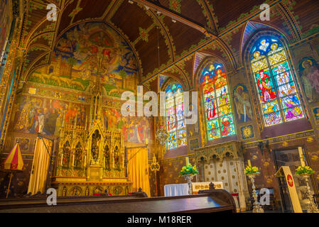 Bruges, Belgique - 18 Avril 2017 : Intérieur de la basilique du Saint-sang - Basiliek van het Heilig Bloed Banque D'Images