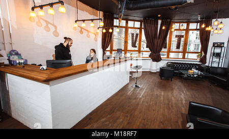 Jeune femme à la réception Banque D'Images