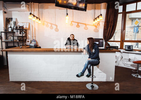 Jeune femme à la réception Banque D'Images