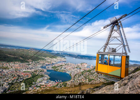 Ulriken télécabine à Bergen, Norvège. Vue superbe depuis le sommet de la colline. Banque D'Images