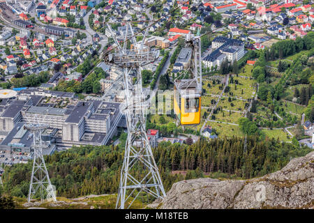 Ulriken télécabine à Bergen, Norvège. Vue superbe depuis le sommet de la colline. Banque D'Images