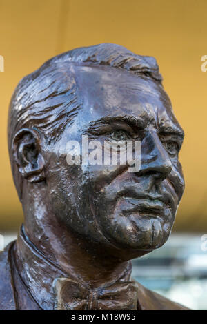 Une statue en bronze de la célèbre acteur Cary Grant, un Bristolian, Bristol, Royaume-Uni Banque D'Images