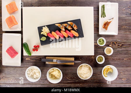 Nigiri sushi avec le saumon, le thon et l'anguille. Banque D'Images