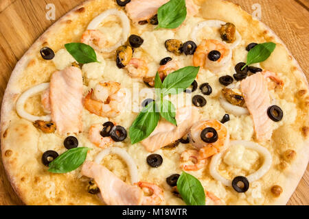 Pizza italienne avec des fruits de mer gros plan, Vue de dessus. Banque D'Images