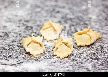 Raviolis crus prêts pour la cuisson. Banque D'Images