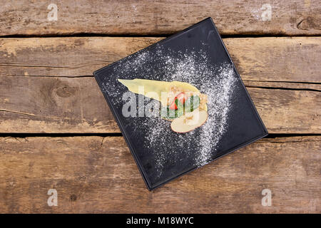 Vue de dessus gâteau avec pomme, fraise, menthe et la farine blanche. Banque D'Images