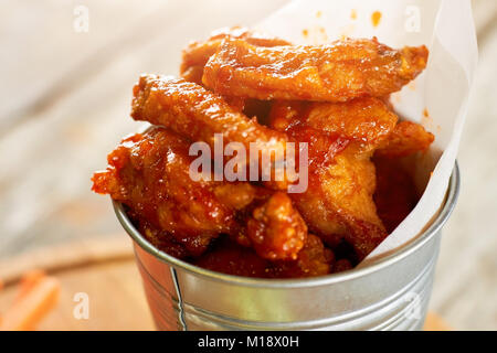 Morceaux de viande de poulet frit juteux dans sause, Close up. Banque D'Images