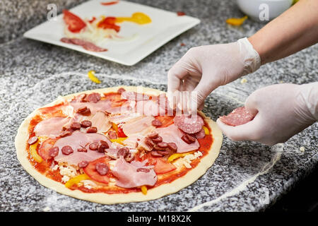 Chef pizza salami. Banque D'Images