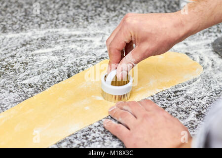 Chef cuisinier avec pâte de coupe sous forme de métal. Banque D'Images