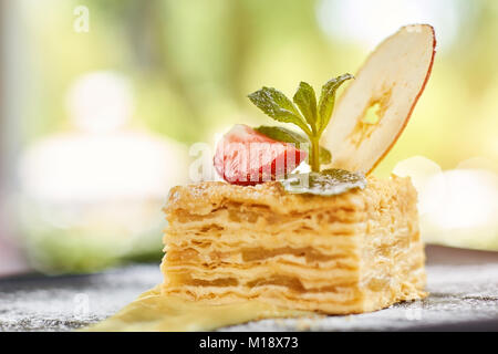 Side view close up napoléon gâteau avec fraises et les pommes. Banque D'Images