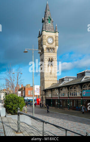 Marché couvert de style victorien et tour de l'horloge à l'ouest de Darlington, Durham UK Ligne Co. dans soleil du printemps Banque D'Images